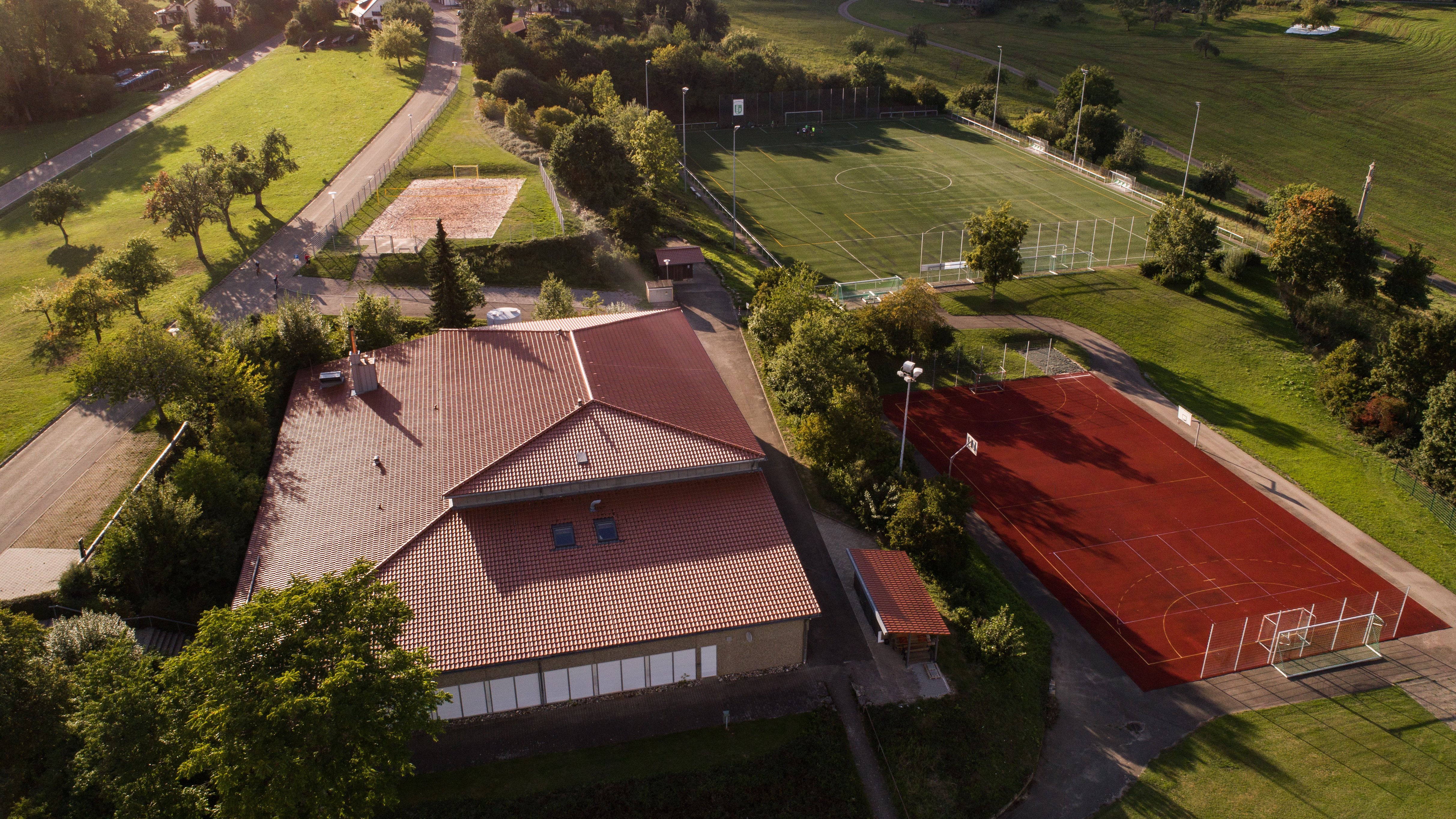 Gemeindehalle Kaisersbach mit Sportanlage